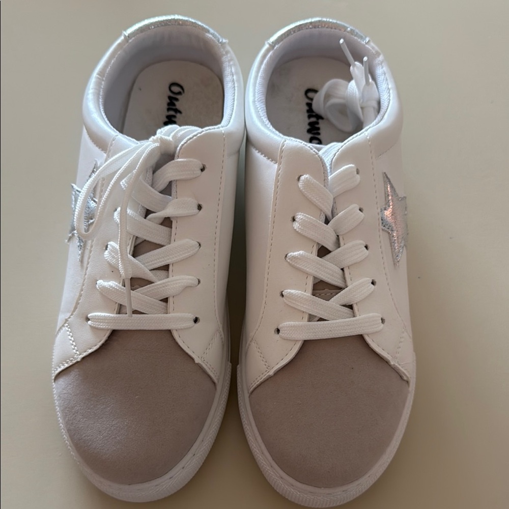 Outwoods White and Gray Sneakers Minimalist Design